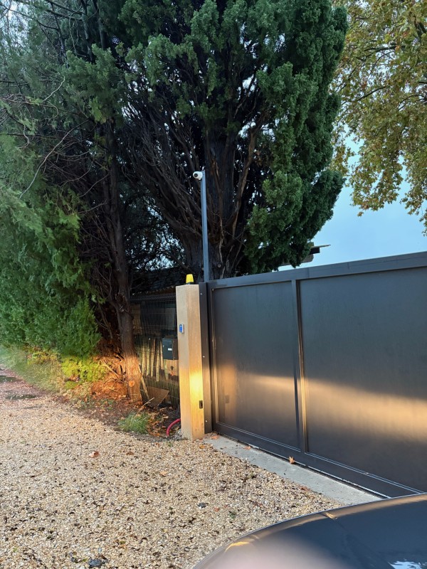 Installation de caméras de surveillance 4K et IA pour un agriculteur à Martigues — Sécurisation des champs et entrepôts