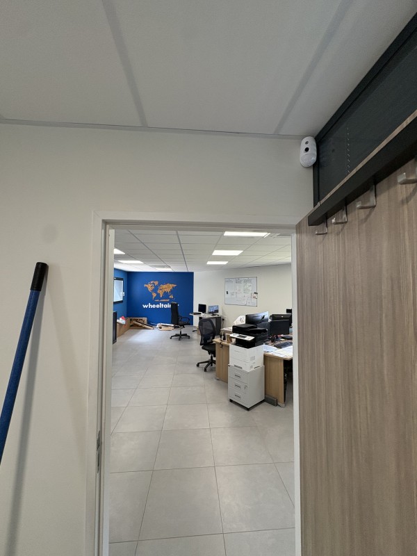Installation d’un système d’alarme HIKVISION pour bureaux professionnels à Aix-en-Provence