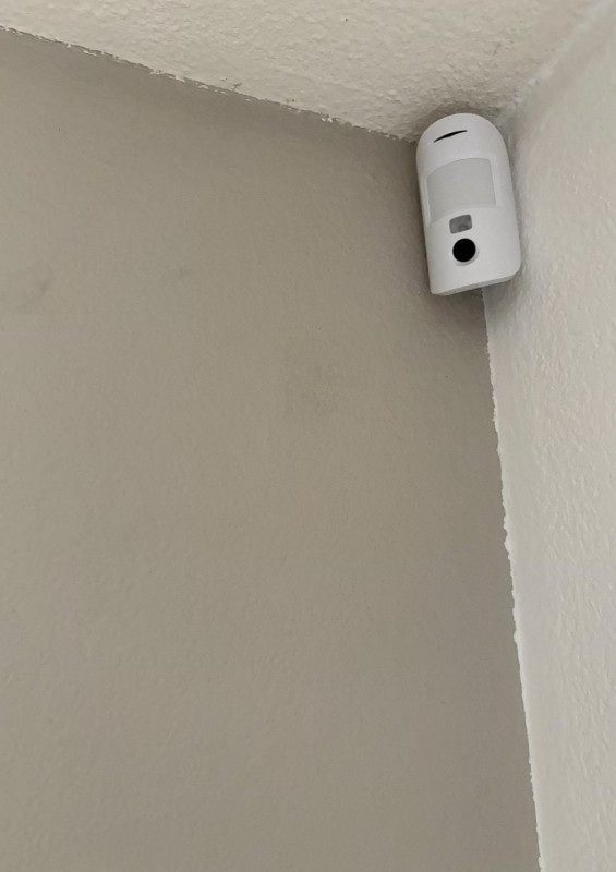 Entreprise à Trets pour faire installer un système de vidéosurveillance par caméras filaires avec alarme sans fils connectée munie d'anti-brouillage radio et application smartphone et PC. IA intégrée