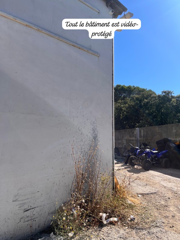 Installateur d’une sécurité électronique complète avec système d'alarme et caméras de vidéo surveillance dans un garage auto à Miramas en PACA