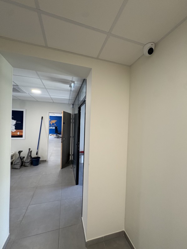 Installation d’un système d’alarme HIKVISION pour bureaux professionnels à Aix-en-Provence