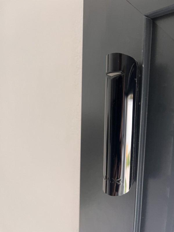 Nos détecteurs d'ouvertures noirs sont très discrets, faites appel à des experts e la sécurité ayant le soucis de chaque détail de votre installation d'un système d'alarme pour votre maison en PACA ou en Occitanie