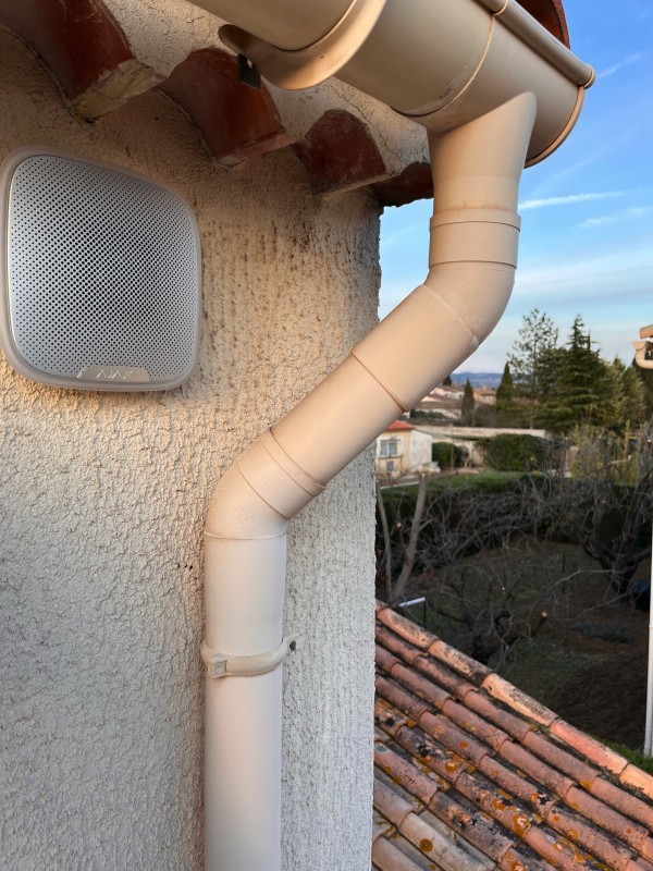 Installateur pour une sirène extérieure, elle sonne fort et clignotte en rouge afin de reperer rapidemment où se trou la maison cambriolée