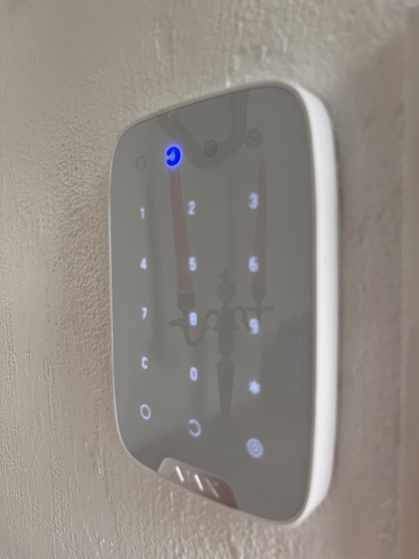 pose du beau clavier multi-code pour armer et desarmer le système d'alarme de cette maison à Saint Gilles dans le Gard près de Arles