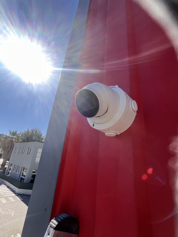 Trouver une entreprise d’installation de caméras de surveillance avec application sur le téléphone et enregistrements intelligents (IA) sur disque dur pour une salles de fêtes à Toulon