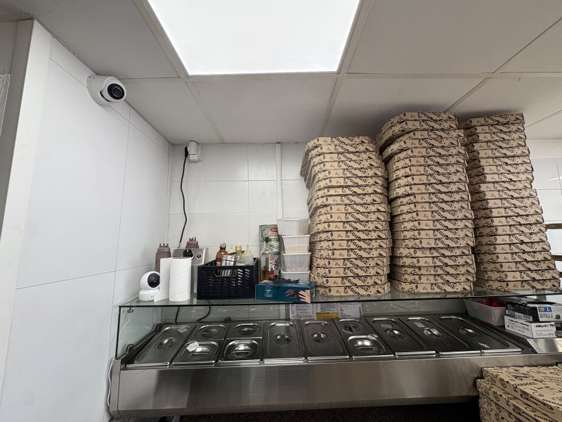 Installation de caméras 4K AJAX avec enregistreur AJAX dans une pizzeria à Istres : sécurité intelligente et simplicité d’utilisation