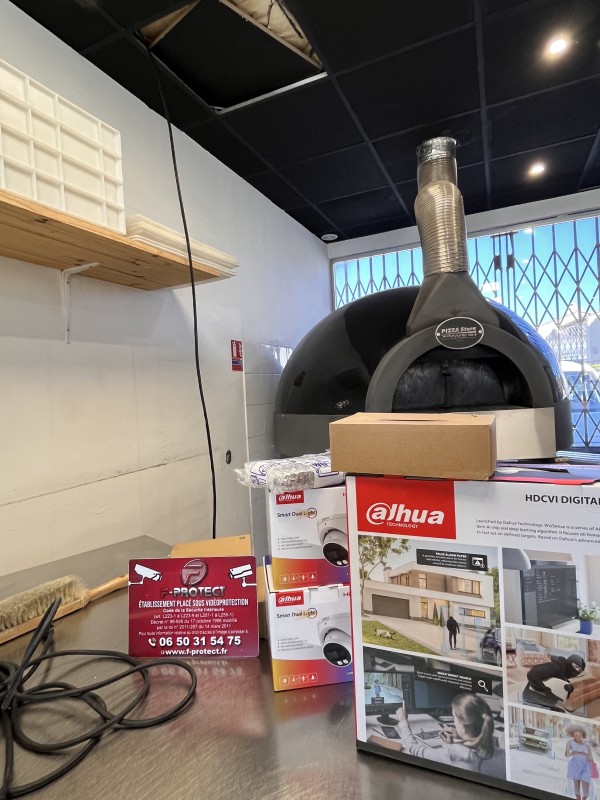 Installation de caméras de vidéosurveillance Full Color pour une pizzeria à Entressen : sécurisation intérieure et extérieure avec routeur 4G pour accès à distance sans Internet